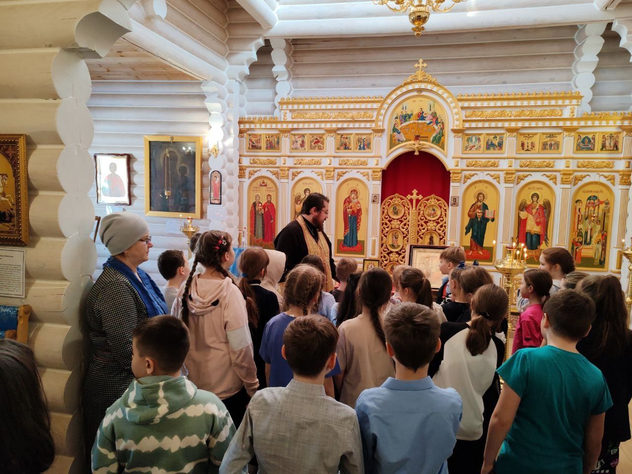 Встреча учащихся начальных классов Сентябрьской школы с настоятелем храма